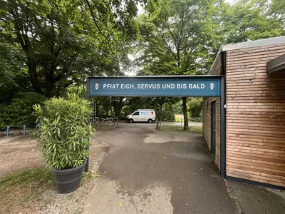 Schild anbringen Bau TR Baubetreuung
