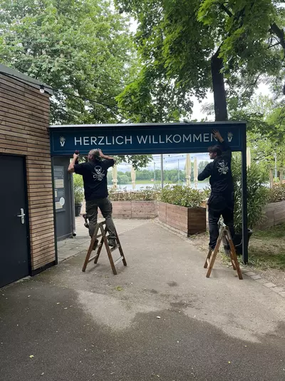 Schild Montierung Bauprojekt TR Baubetreuung